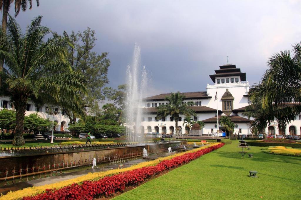 Raffleshom Hotel Bandung Exterior foto