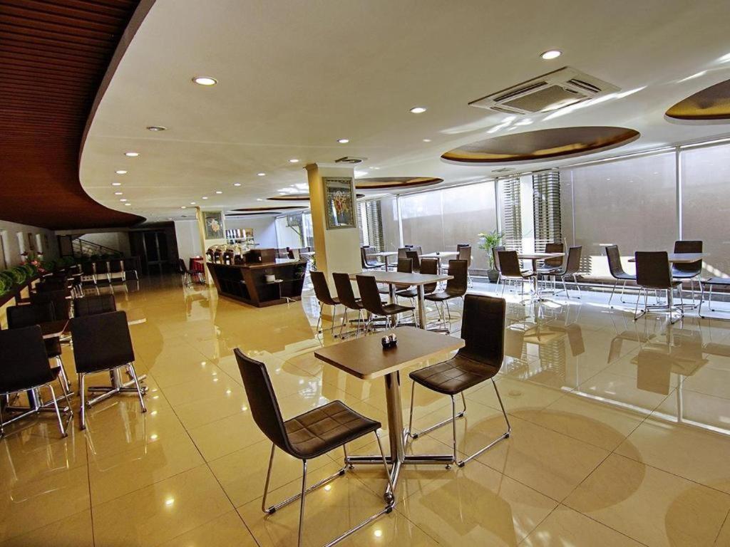 Raffleshom Hotel Bandung Exterior foto